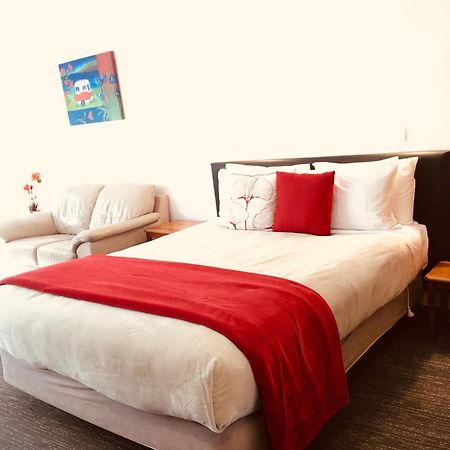 Cascades Lakefront Motel タウポ エクステリア 写真 A bedroom at the hotel