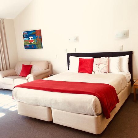 Cascades Lakefront Motel タウポ エクステリア 写真 A room at the hotel