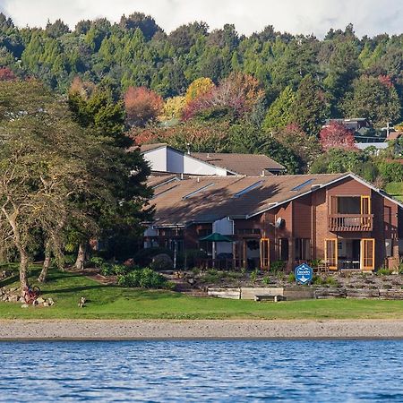 Cascades Lakefront Motel タウポ エクステリア 写真 Residential neighborhood on the shore of Lake Stevens