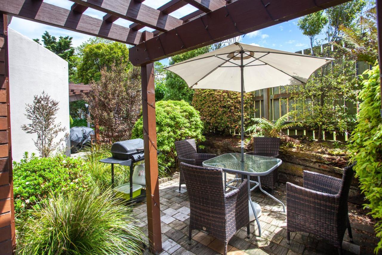 Cascades Lakefront Motel タウポ エクステリア 写真 A patio with a pergola