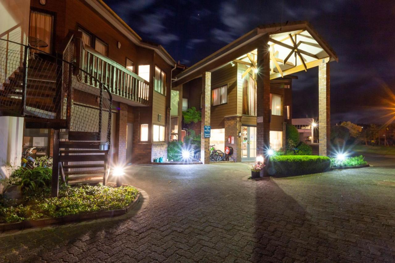 Cascades Lakefront Motel タウポ エクステリア 写真 The entrance of the hotel