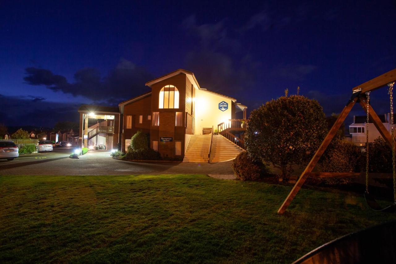 Cascades Lakefront Motel タウポ エクステリア 写真 The church at night
