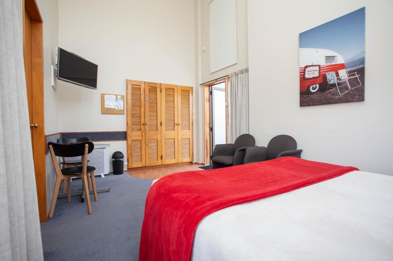 Cascades Lakefront Motel タウポ エクステリア 写真 A typical studio apartment