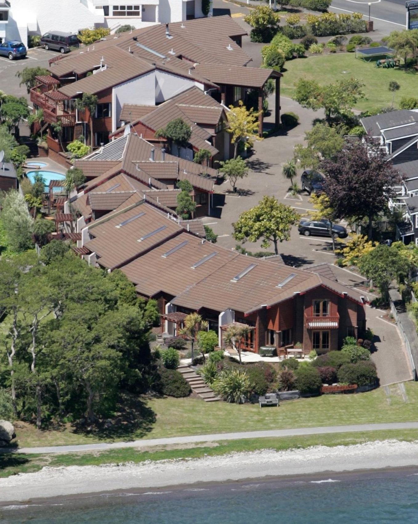 Cascades Lakefront Motel タウポ エクステリア 写真 The house from the air
