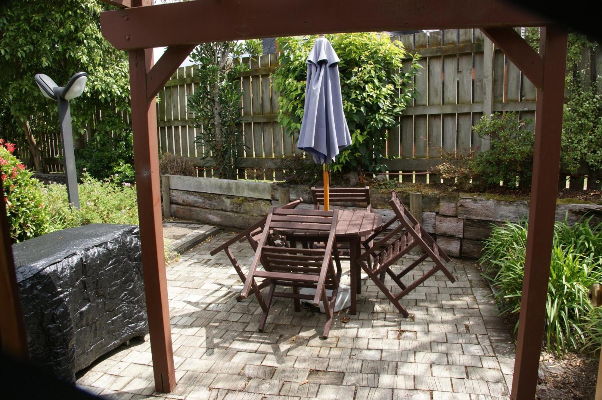 Cascades Lakefront Motel タウポ 部屋 写真 A backyard patio