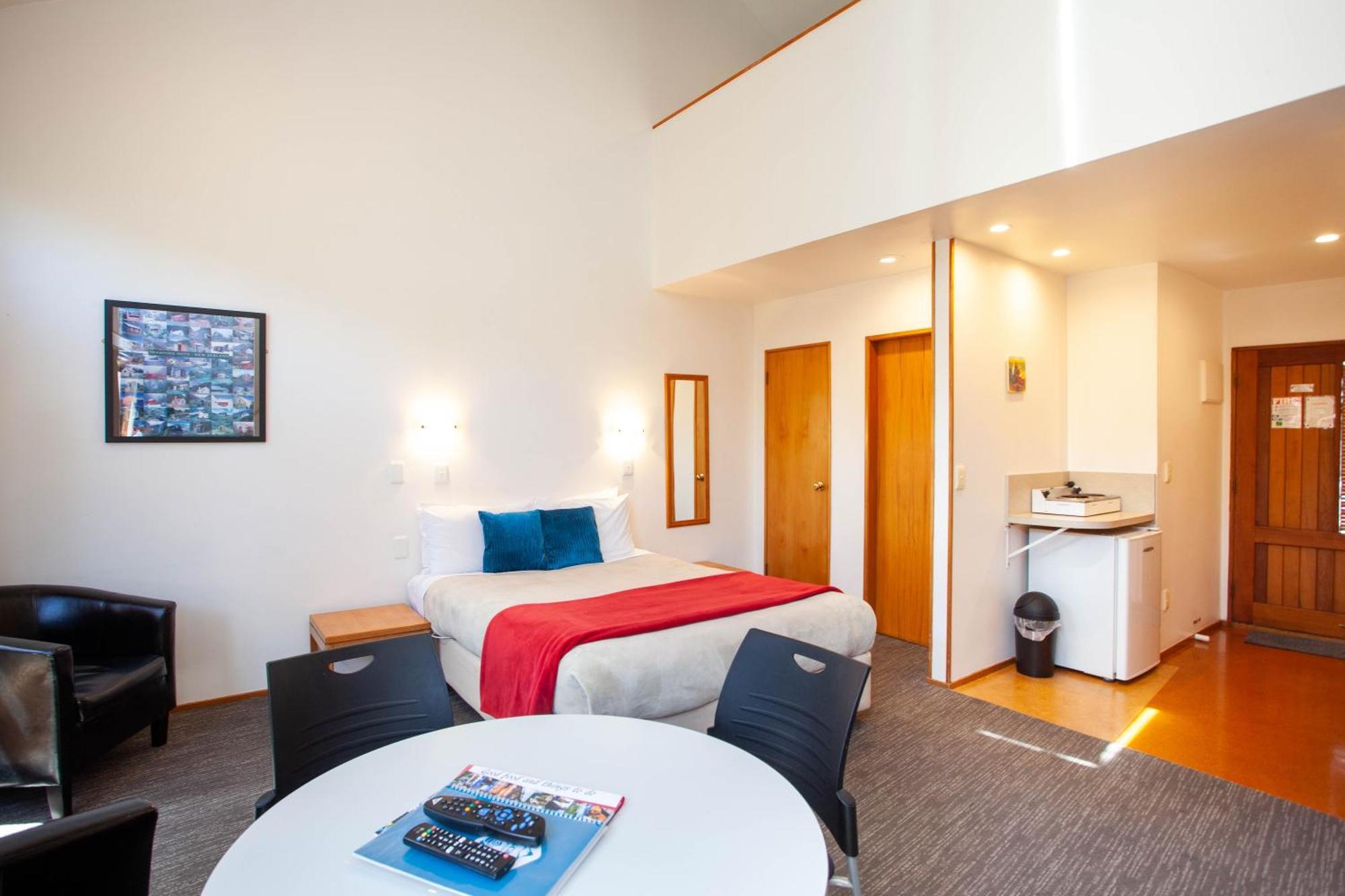 Cascades Lakefront Motel タウポ 部屋 写真 A typical studio apartment