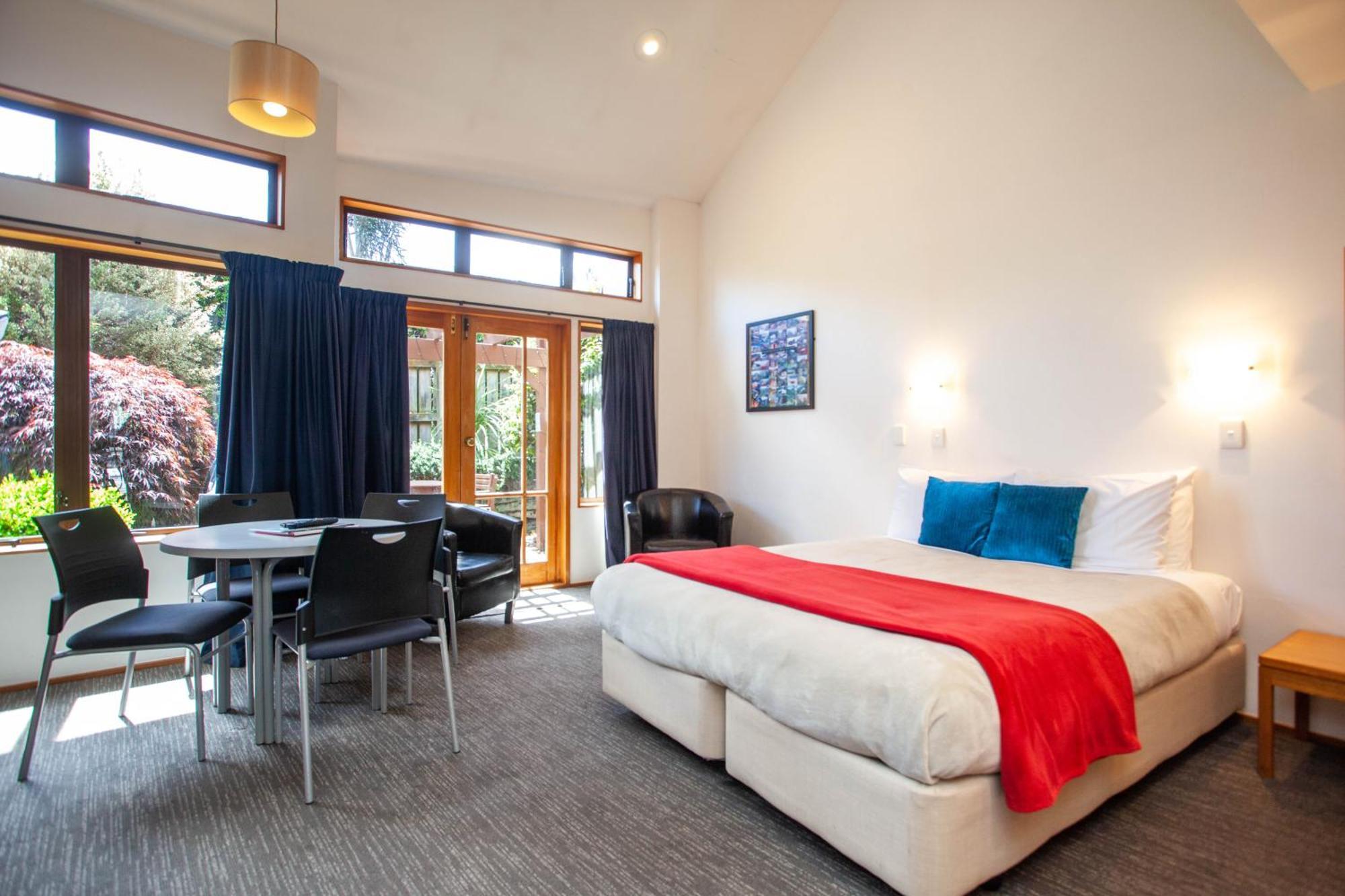 Cascades Lakefront Motel タウポ 部屋 写真 A typical studio apartment