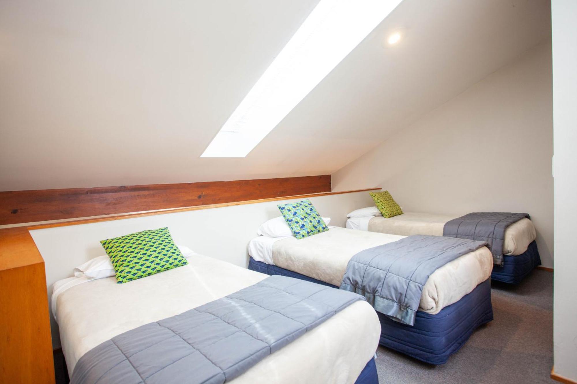 Cascades Lakefront Motel タウポ 部屋 写真 A typical bedroom in the Village