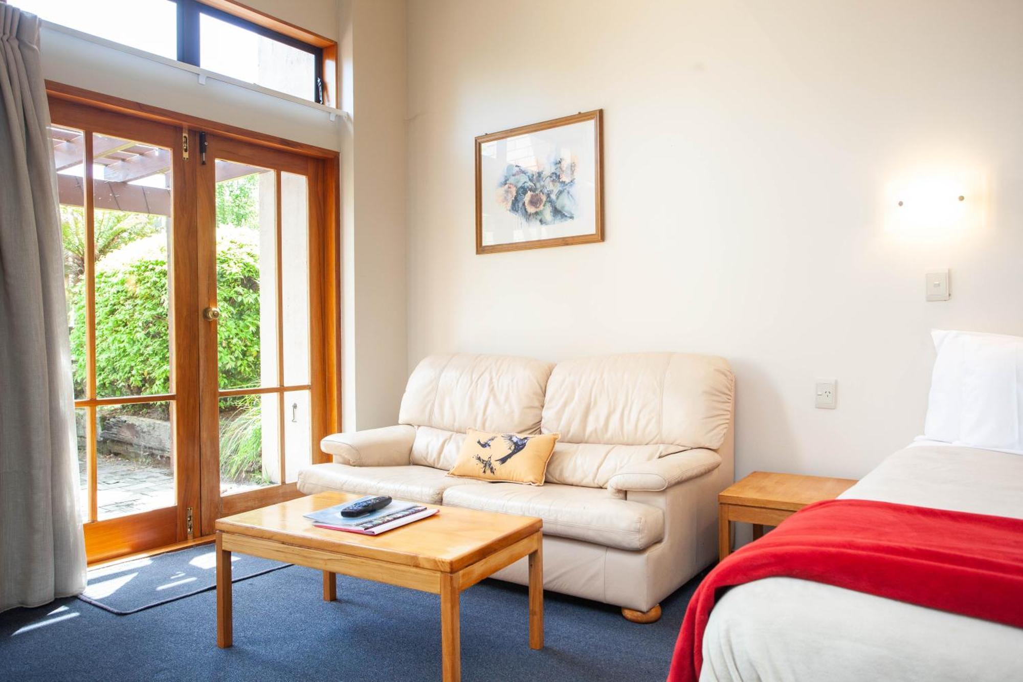 Cascades Lakefront Motel タウポ 部屋 写真 A typical room at the hotel