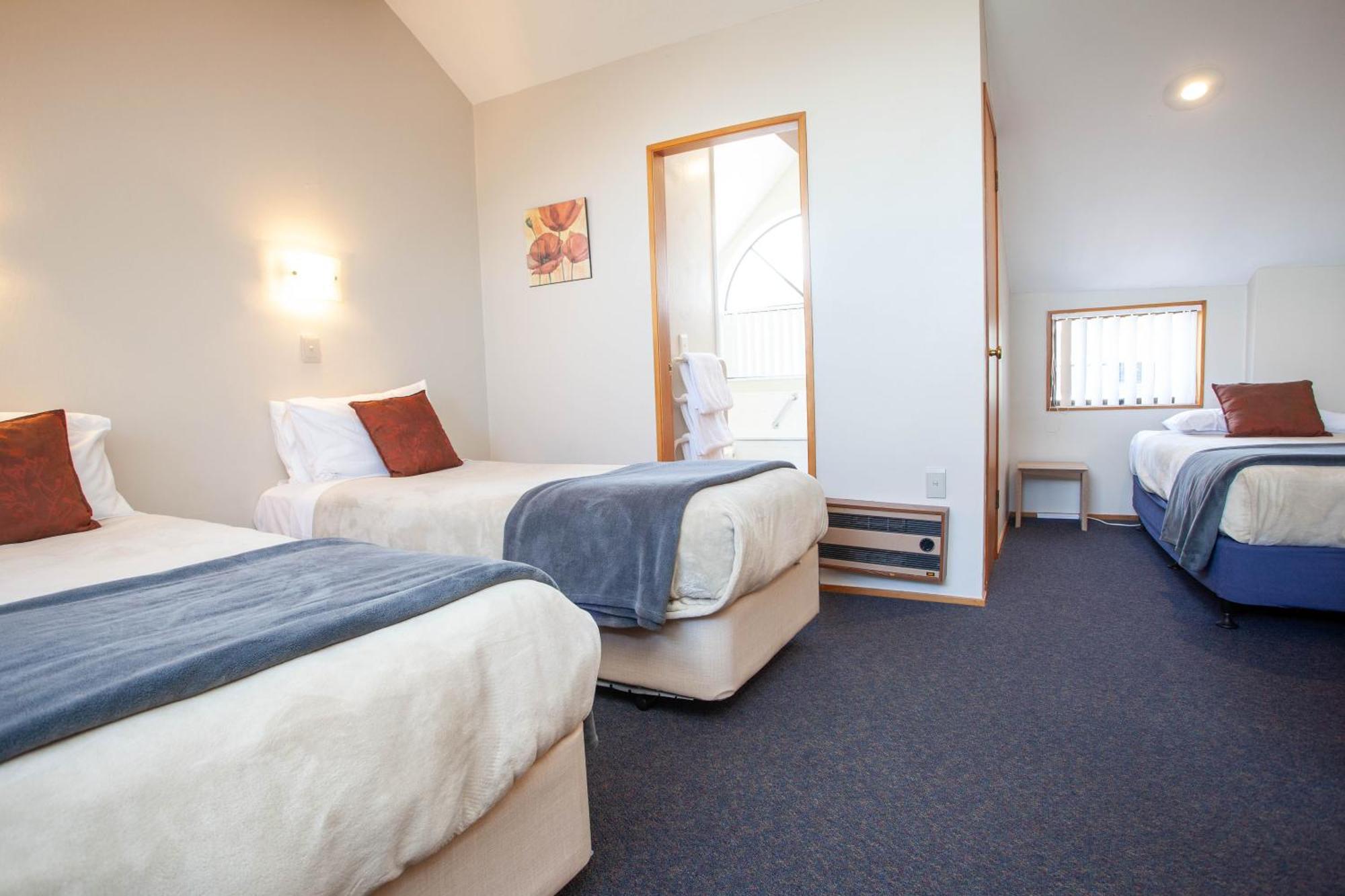 Cascades Lakefront Motel タウポ 部屋 写真 A typical motel room