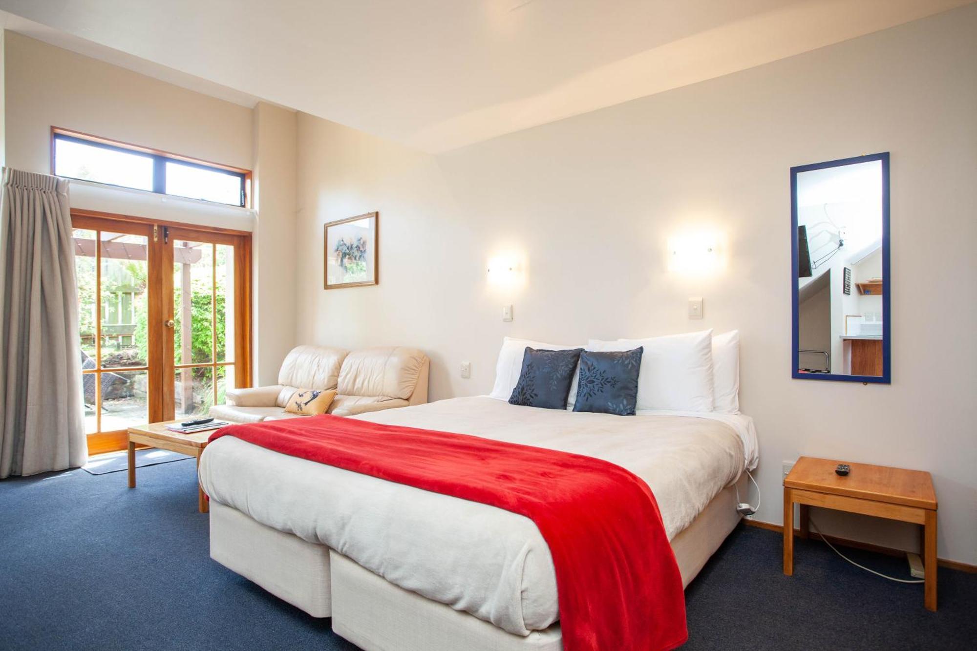 Cascades Lakefront Motel タウポ 部屋 写真 A typical studio apartment