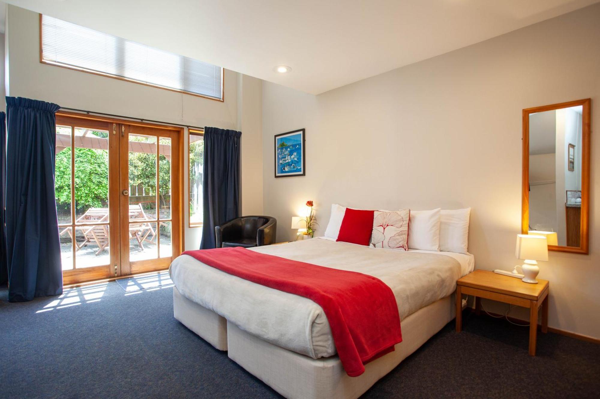 Cascades Lakefront Motel タウポ 部屋 写真 A typical motel room