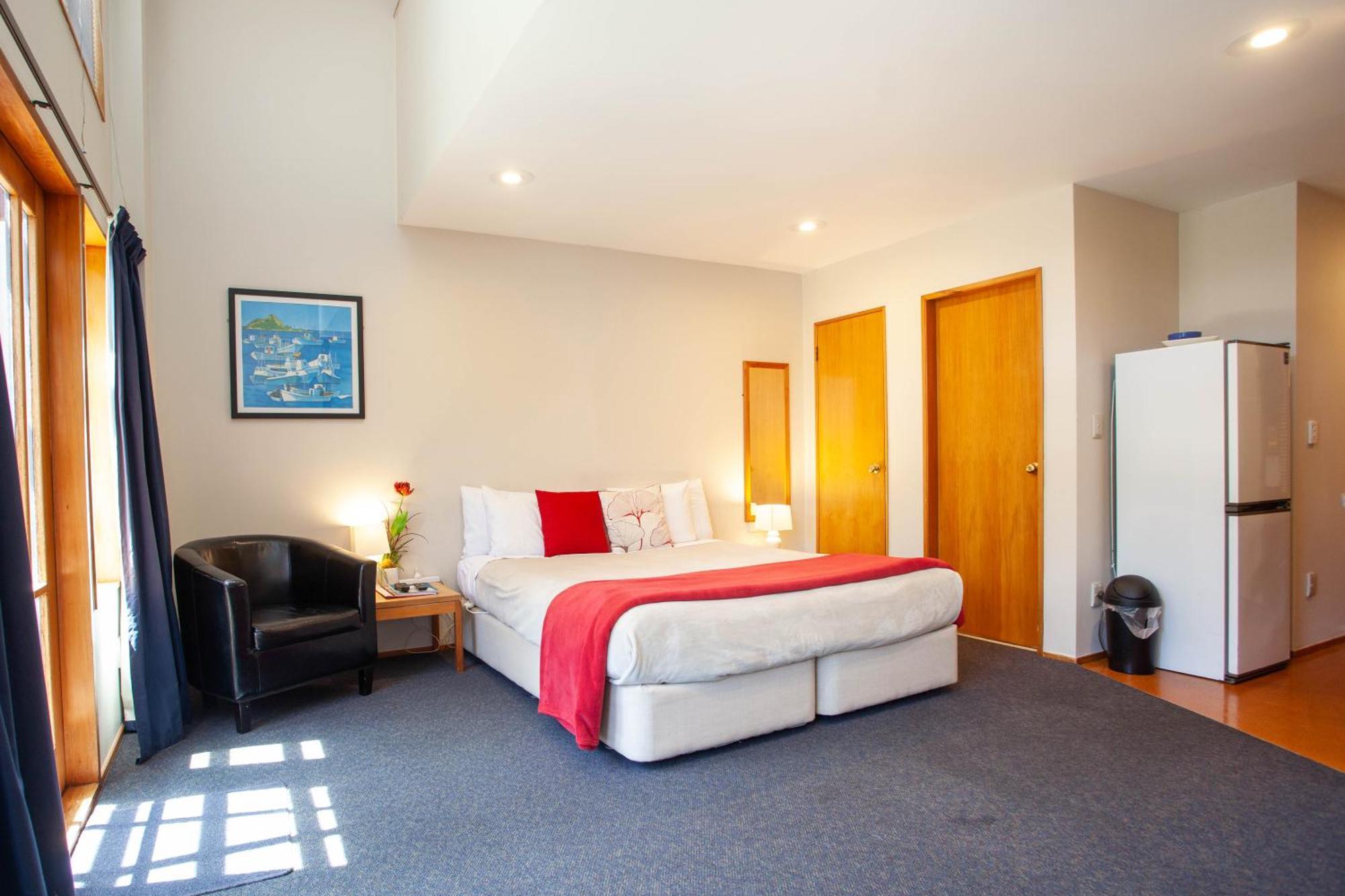 Cascades Lakefront Motel タウポ 部屋 写真 A typical studio apartment