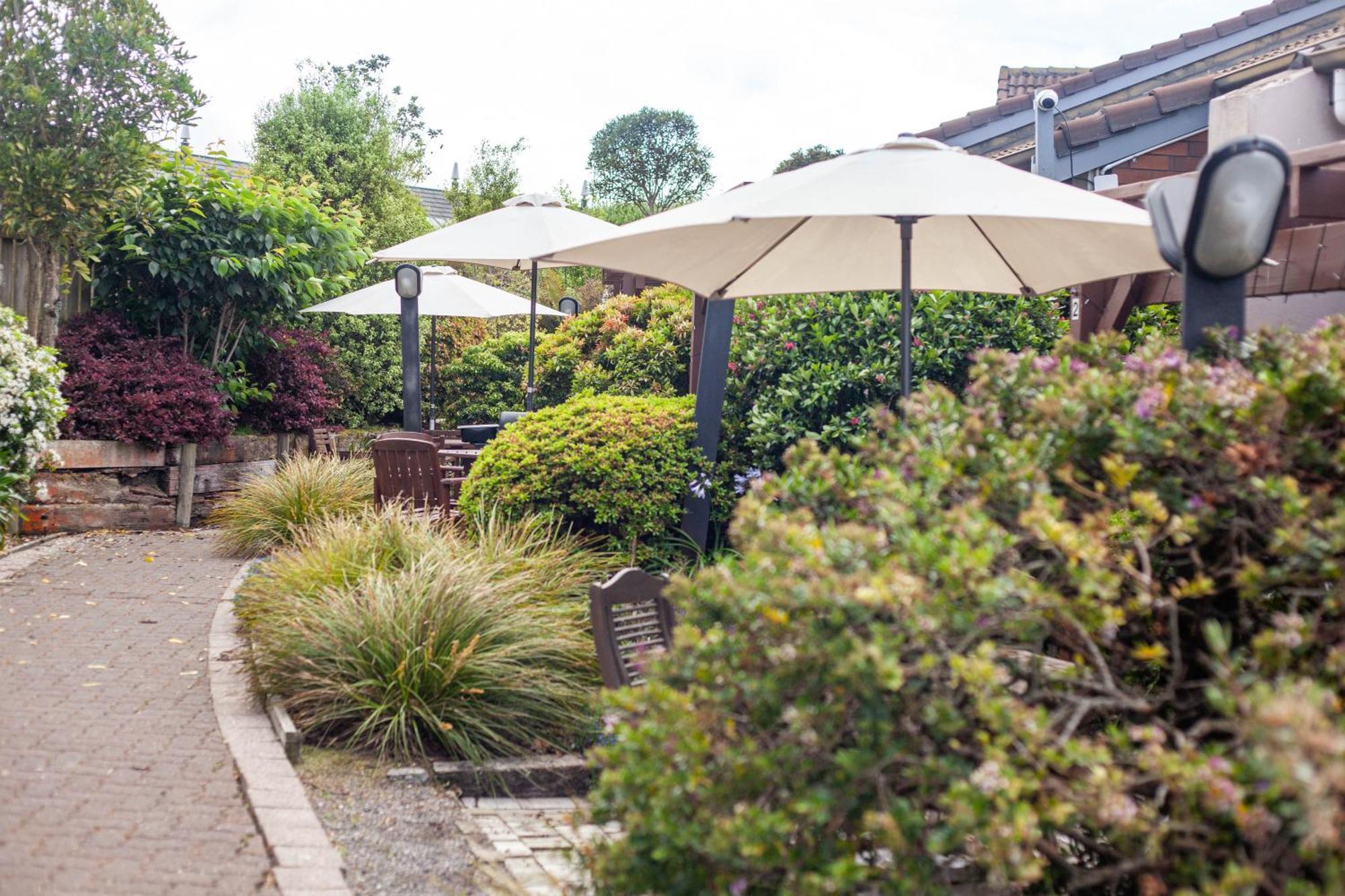 Cascades Lakefront Motel タウポ 部屋 写真 The garden at The Old Red Lion
