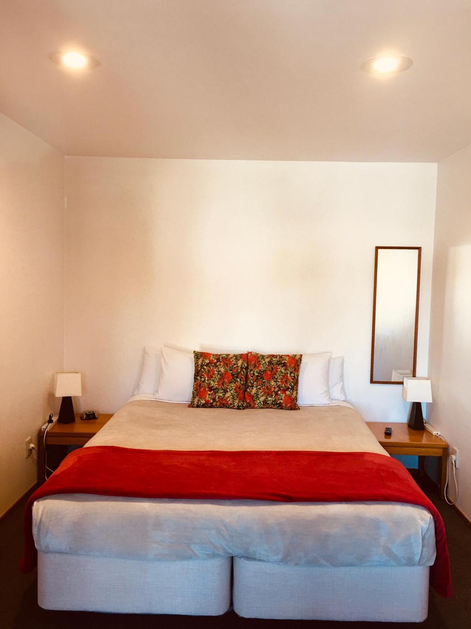 Cascades Lakefront Motel タウポ エクステリア 写真 A bedroom at the hotel