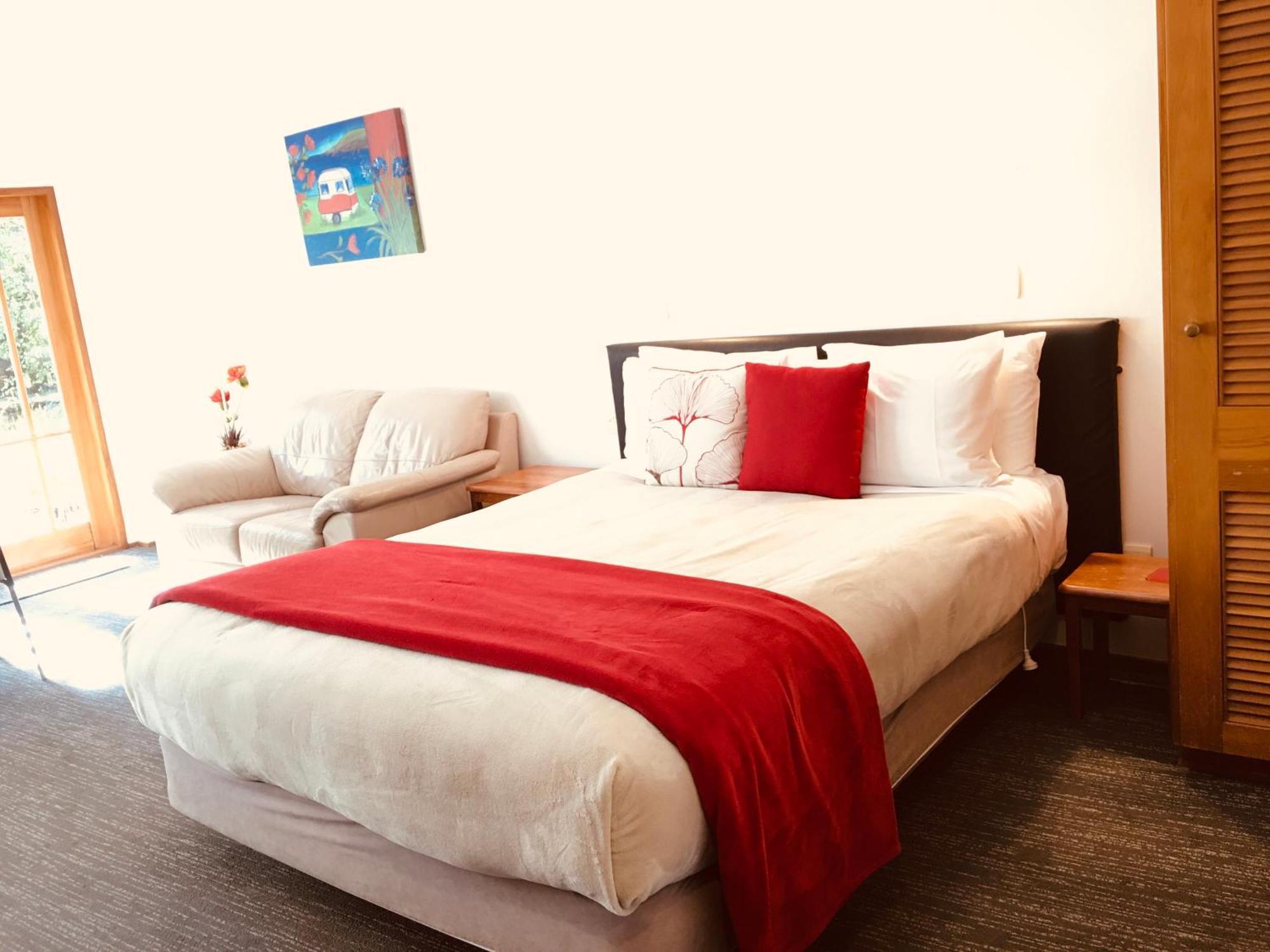 Cascades Lakefront Motel タウポ エクステリア 写真 A bedroom at the hotel
