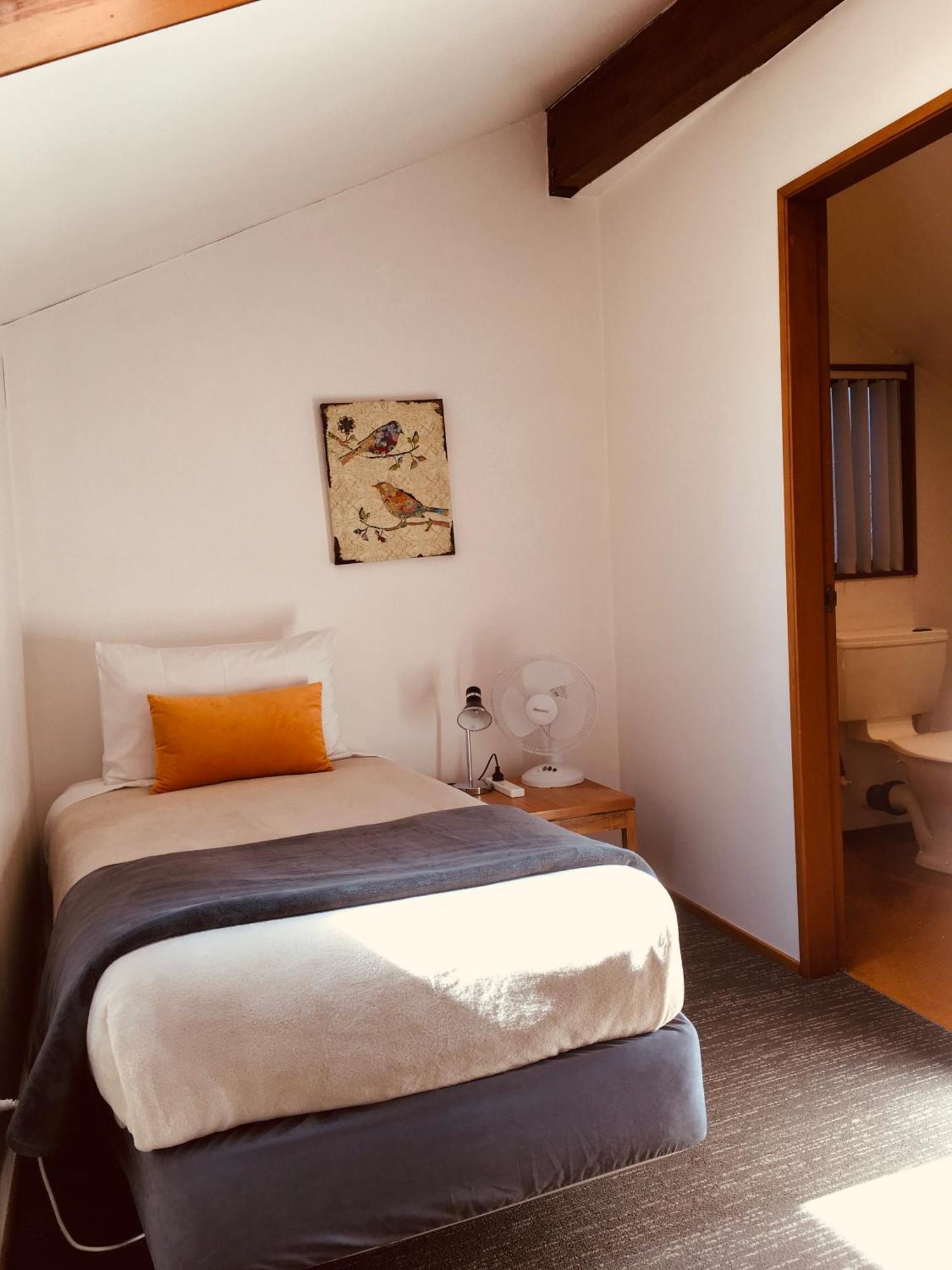 Cascades Lakefront Motel タウポ エクステリア 写真 A single room at the hotel