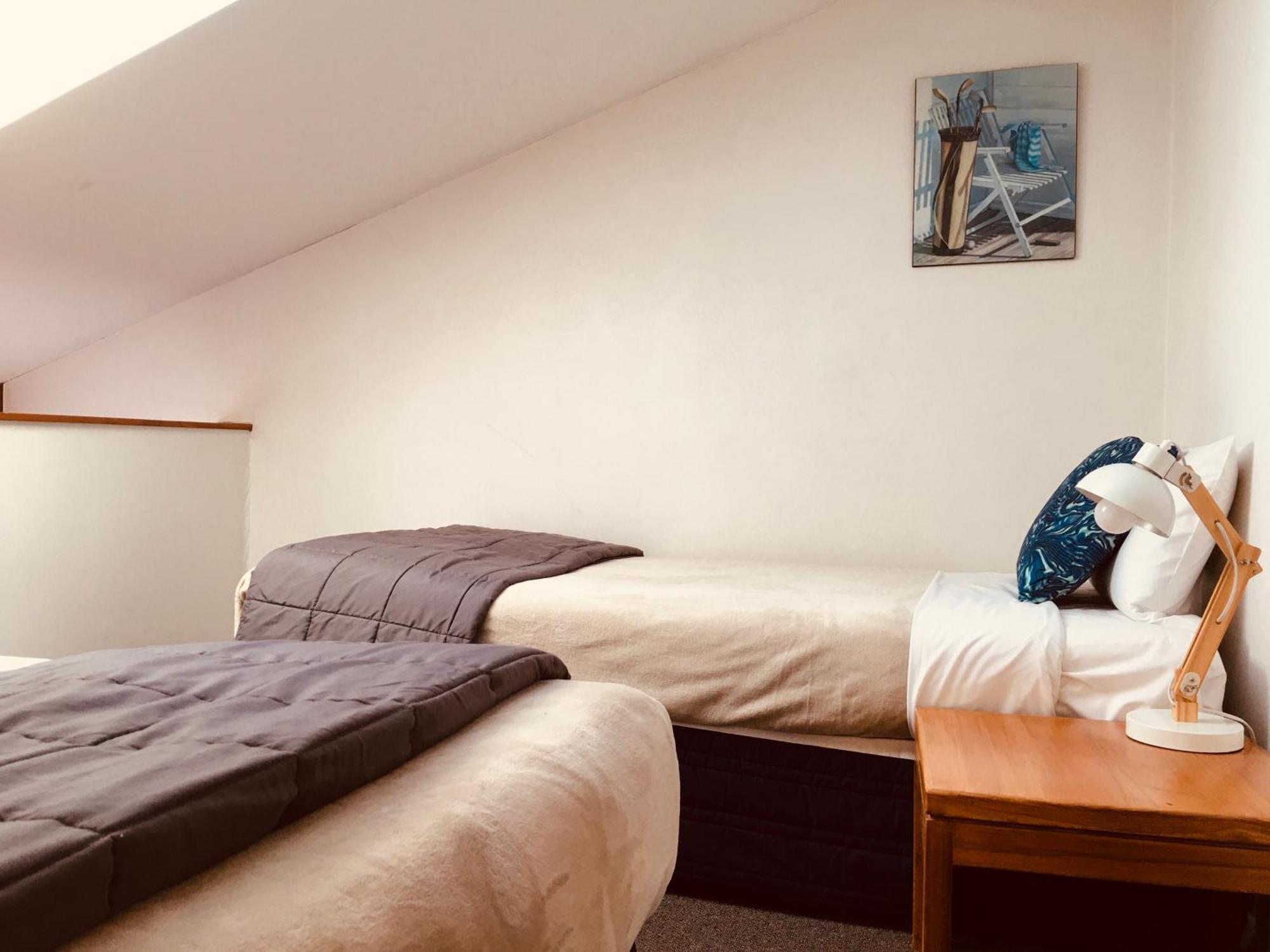 Cascades Lakefront Motel タウポ エクステリア 写真 A bedroom at the hotel