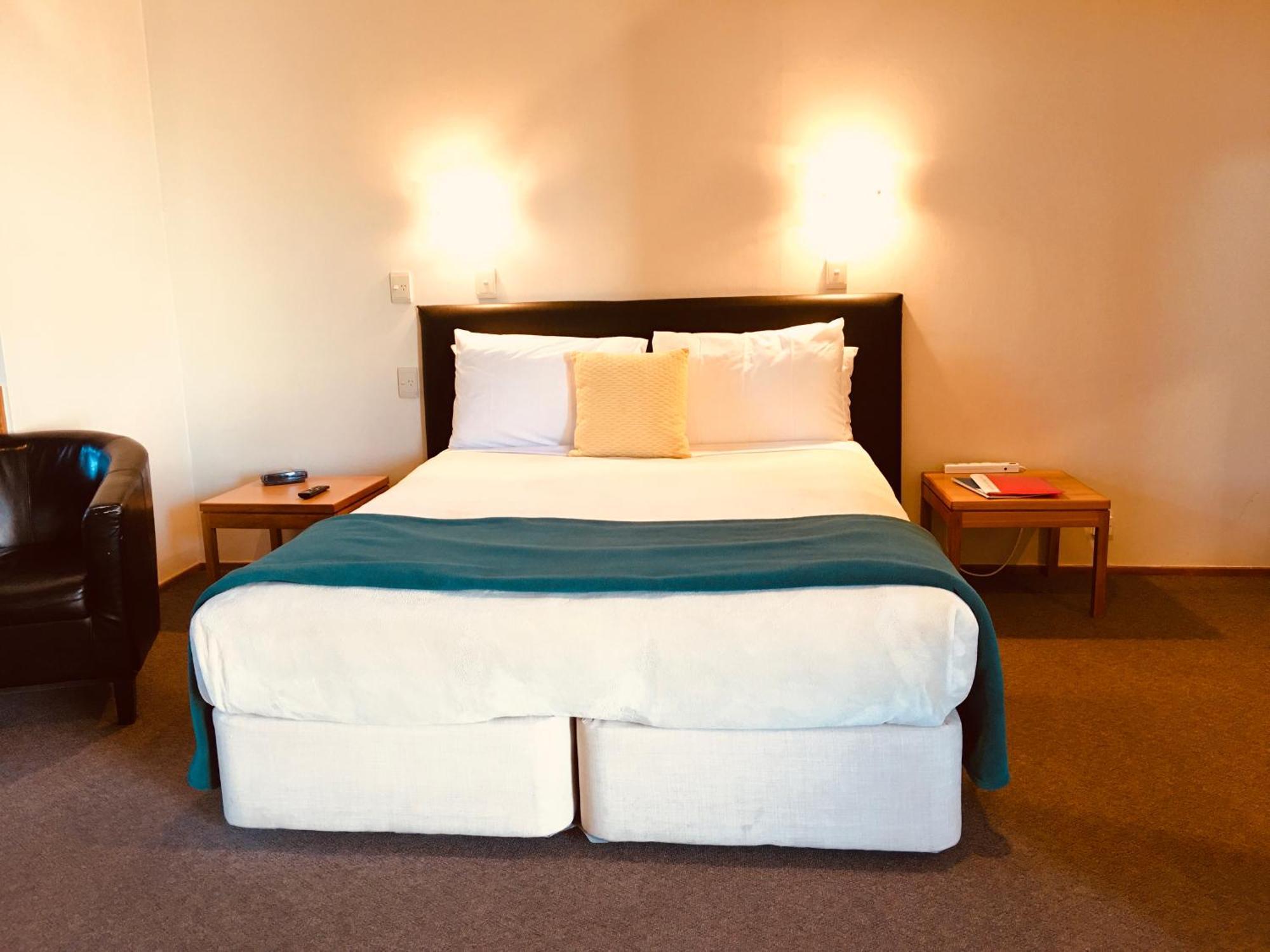 Cascades Lakefront Motel タウポ エクステリア 写真 A bed in a hotel room