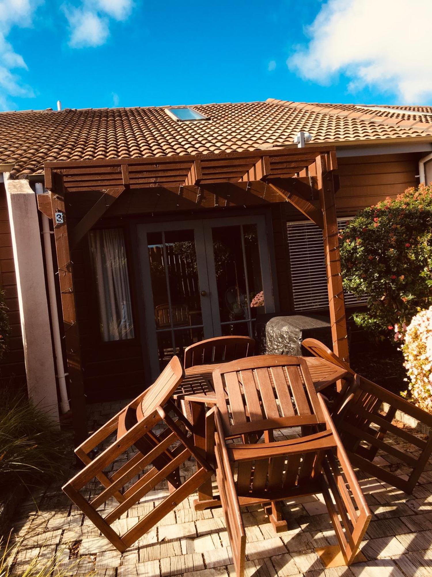 Cascades Lakefront Motel タウポ エクステリア 写真 A pergola in Germany