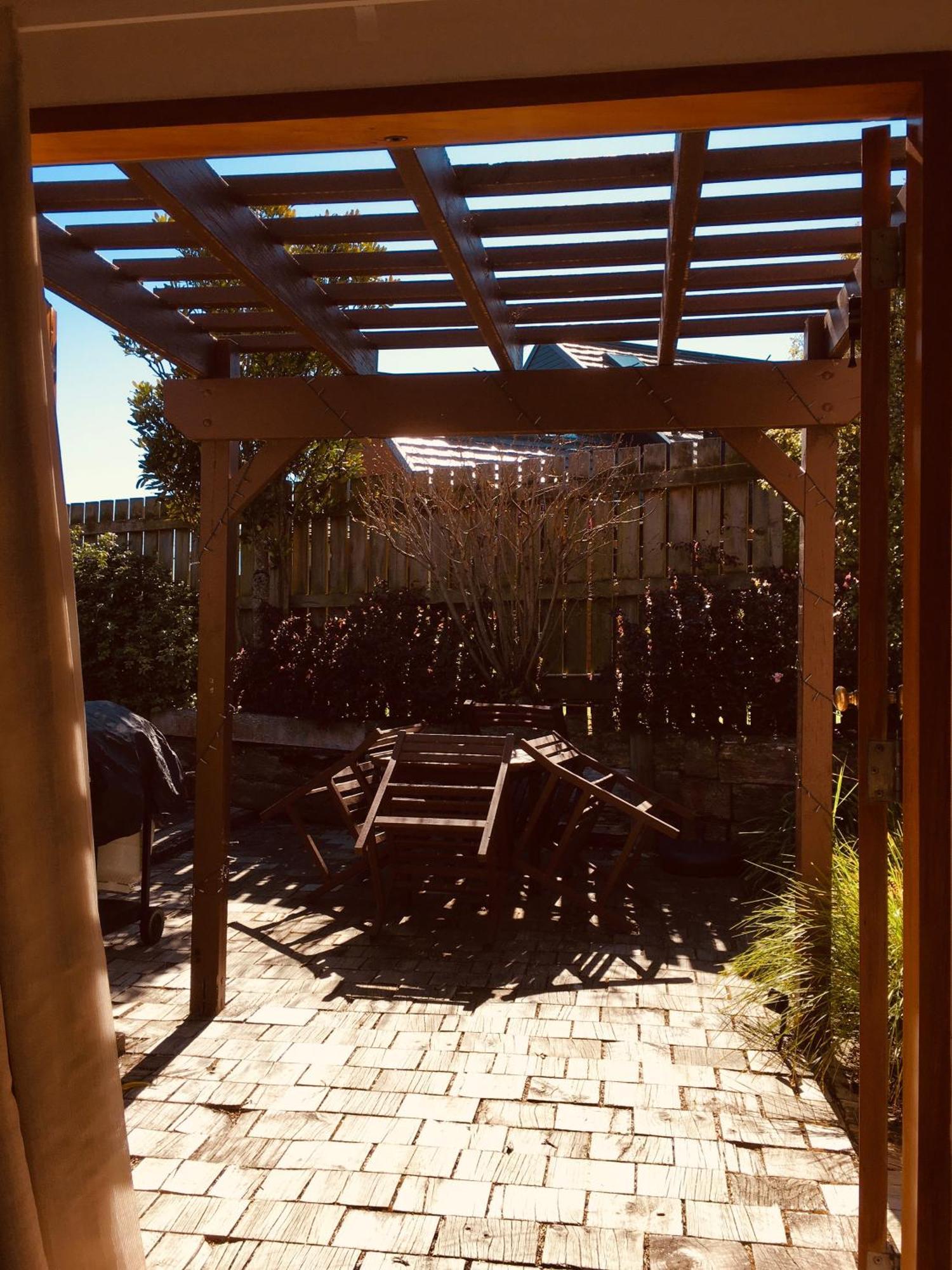 Cascades Lakefront Motel タウポ エクステリア 写真 Pergola in a backyard