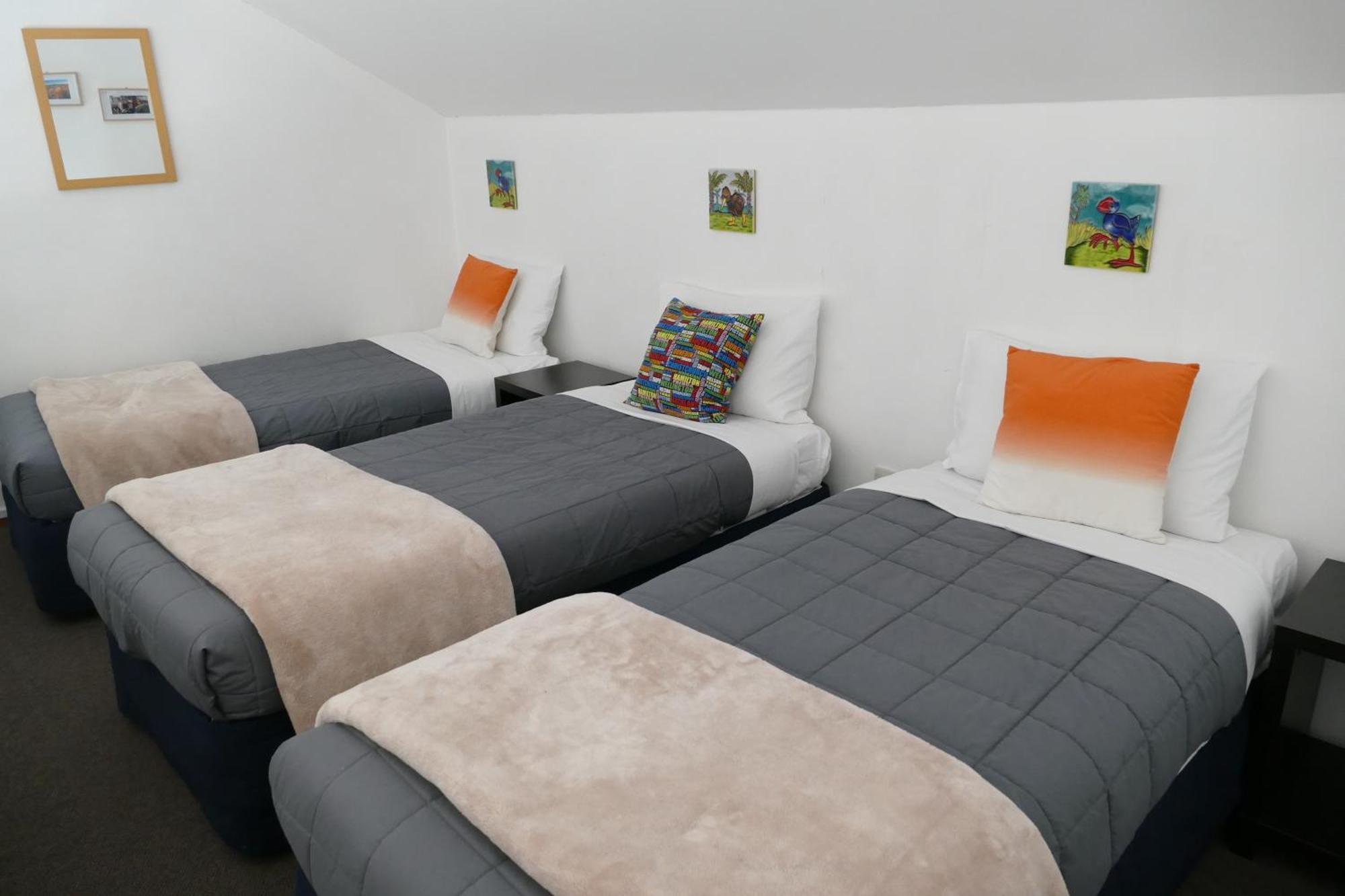 Cascades Lakefront Motel タウポ エクステリア 写真 A room at the hotel