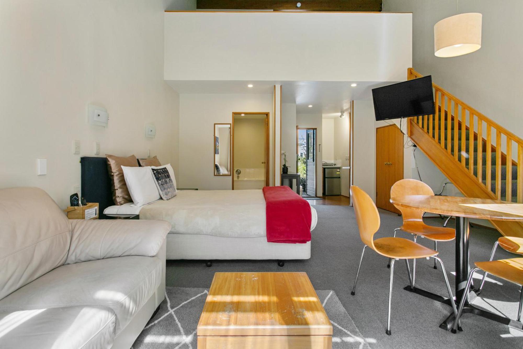 Cascades Lakefront Motel タウポ エクステリア 写真 A typical studio apartment