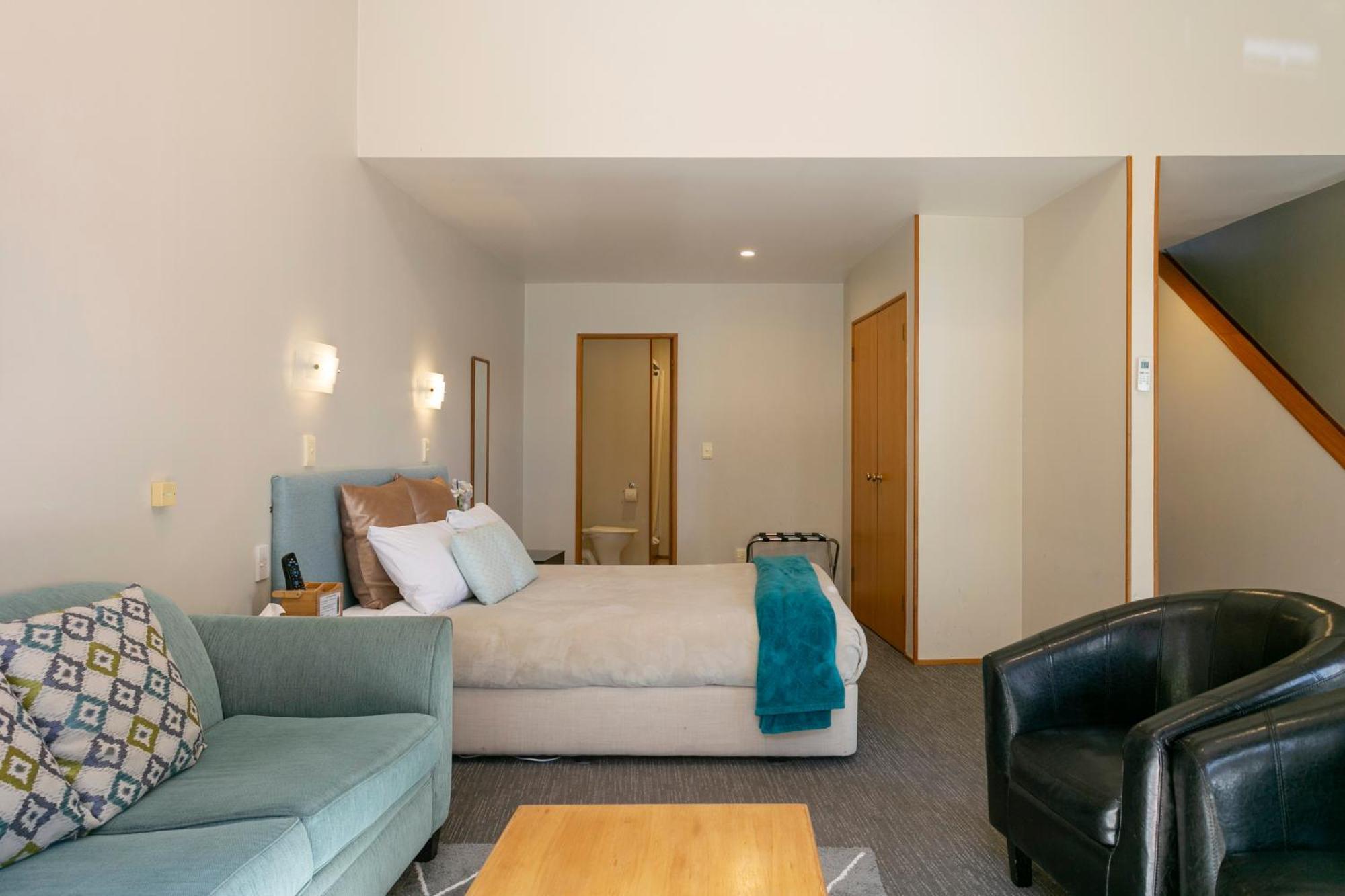 Cascades Lakefront Motel タウポ エクステリア 写真 A typical studio apartment