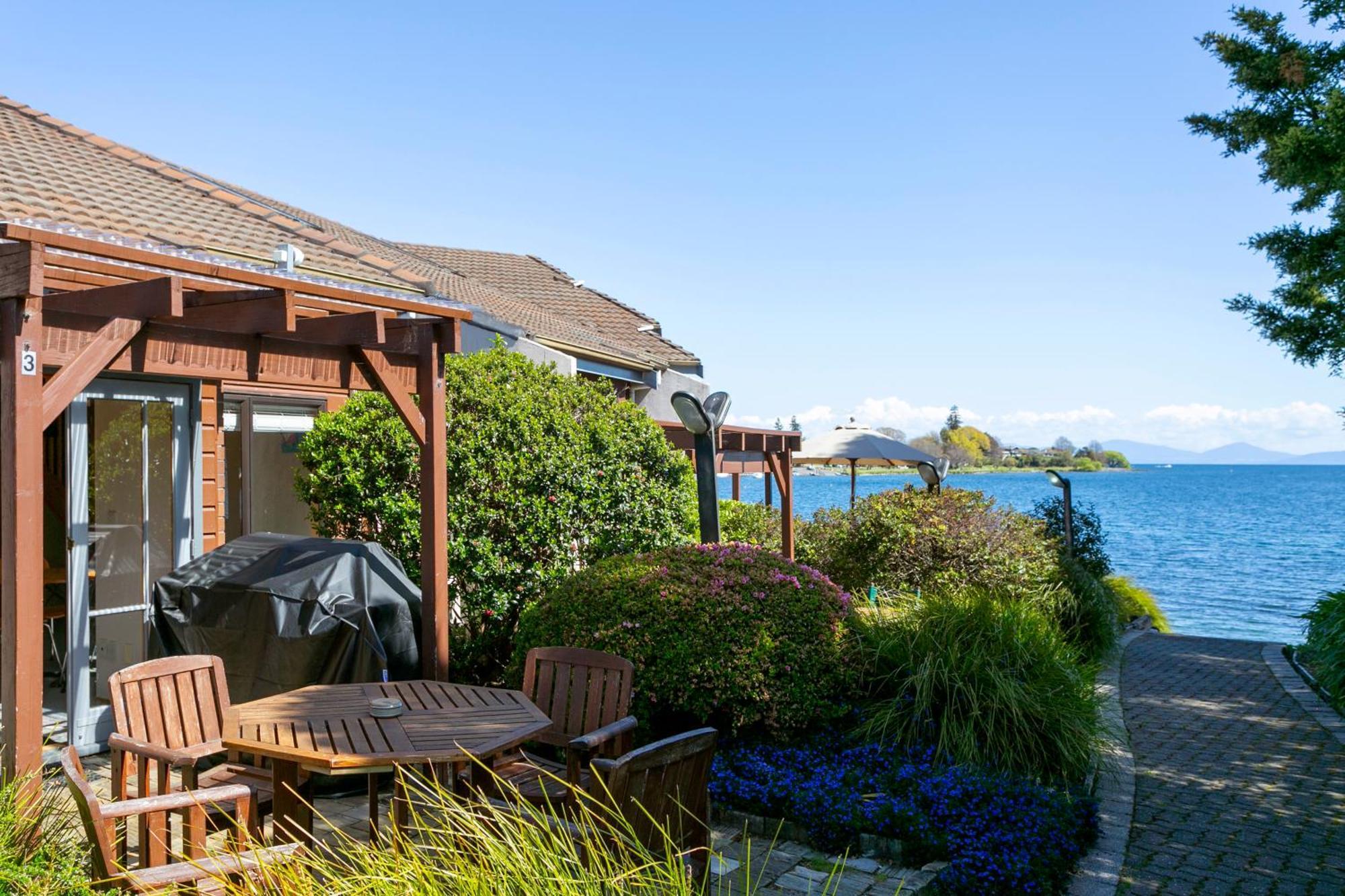 Cascades Lakefront Motel タウポ エクステリア 写真 A view of Lake Taupo from the resort