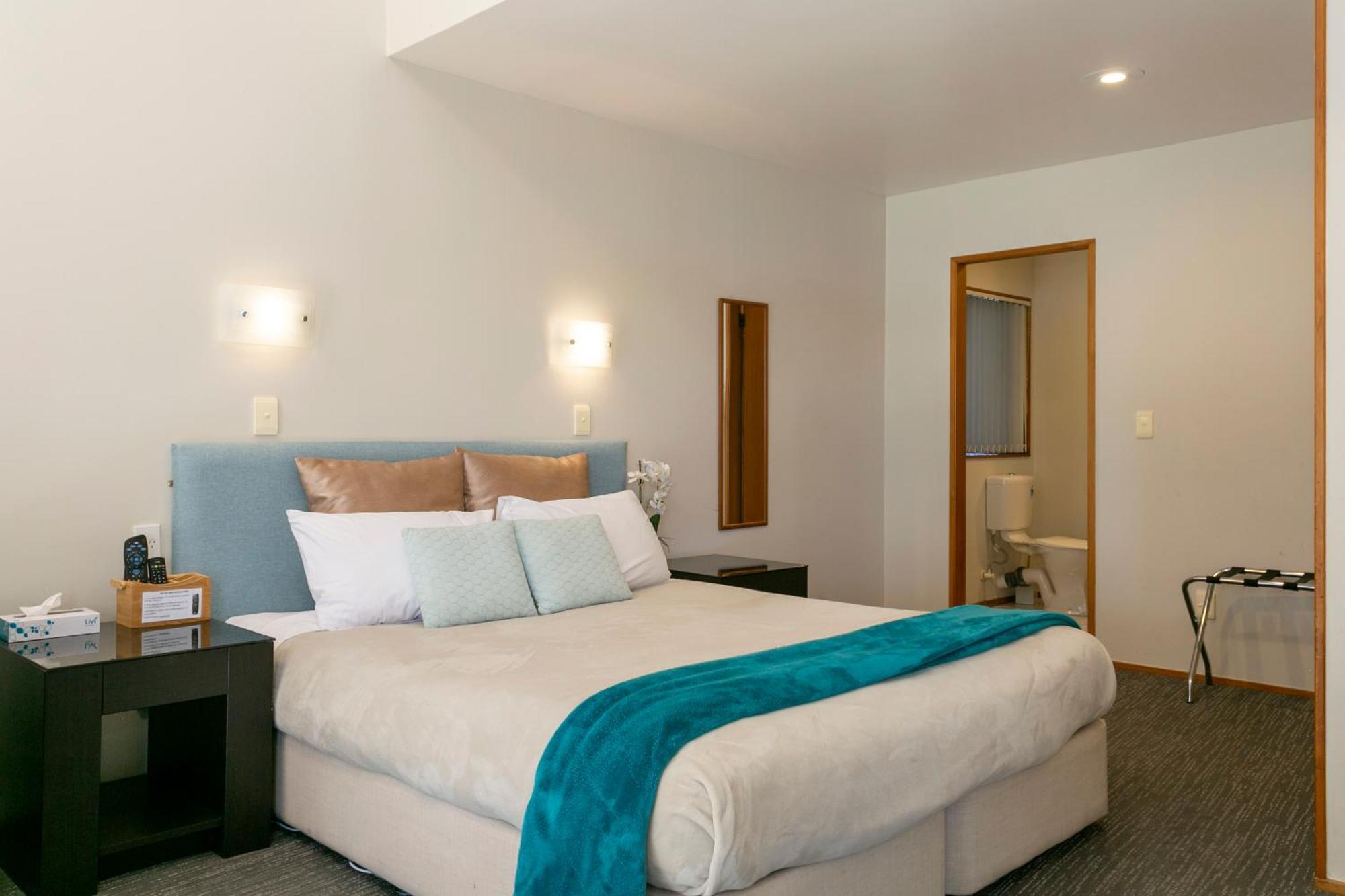 Cascades Lakefront Motel タウポ エクステリア 写真 A typical motel room