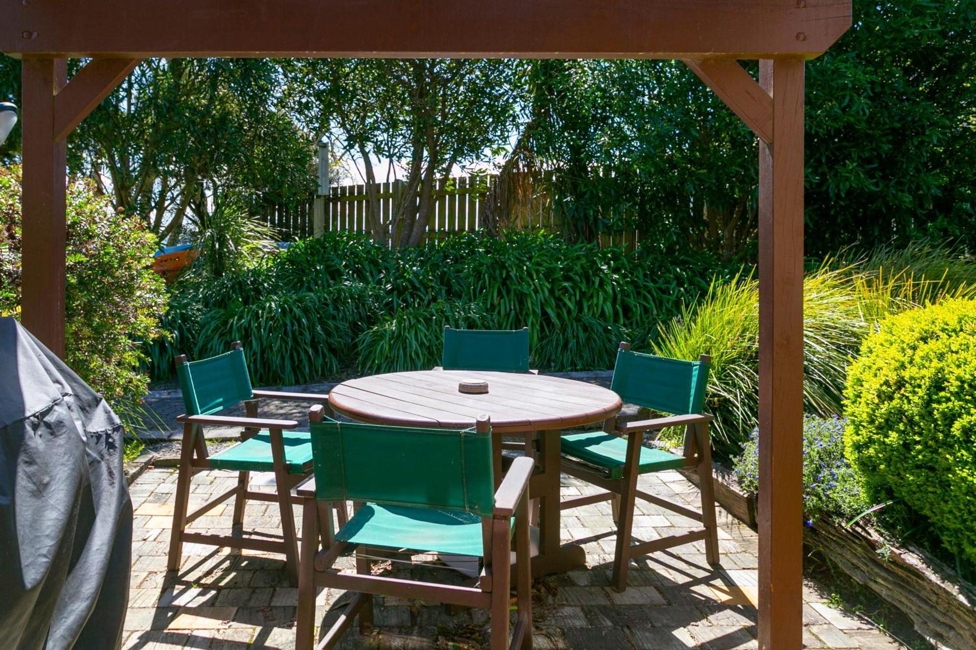 Cascades Lakefront Motel タウポ エクステリア 写真 A pergola in a garden