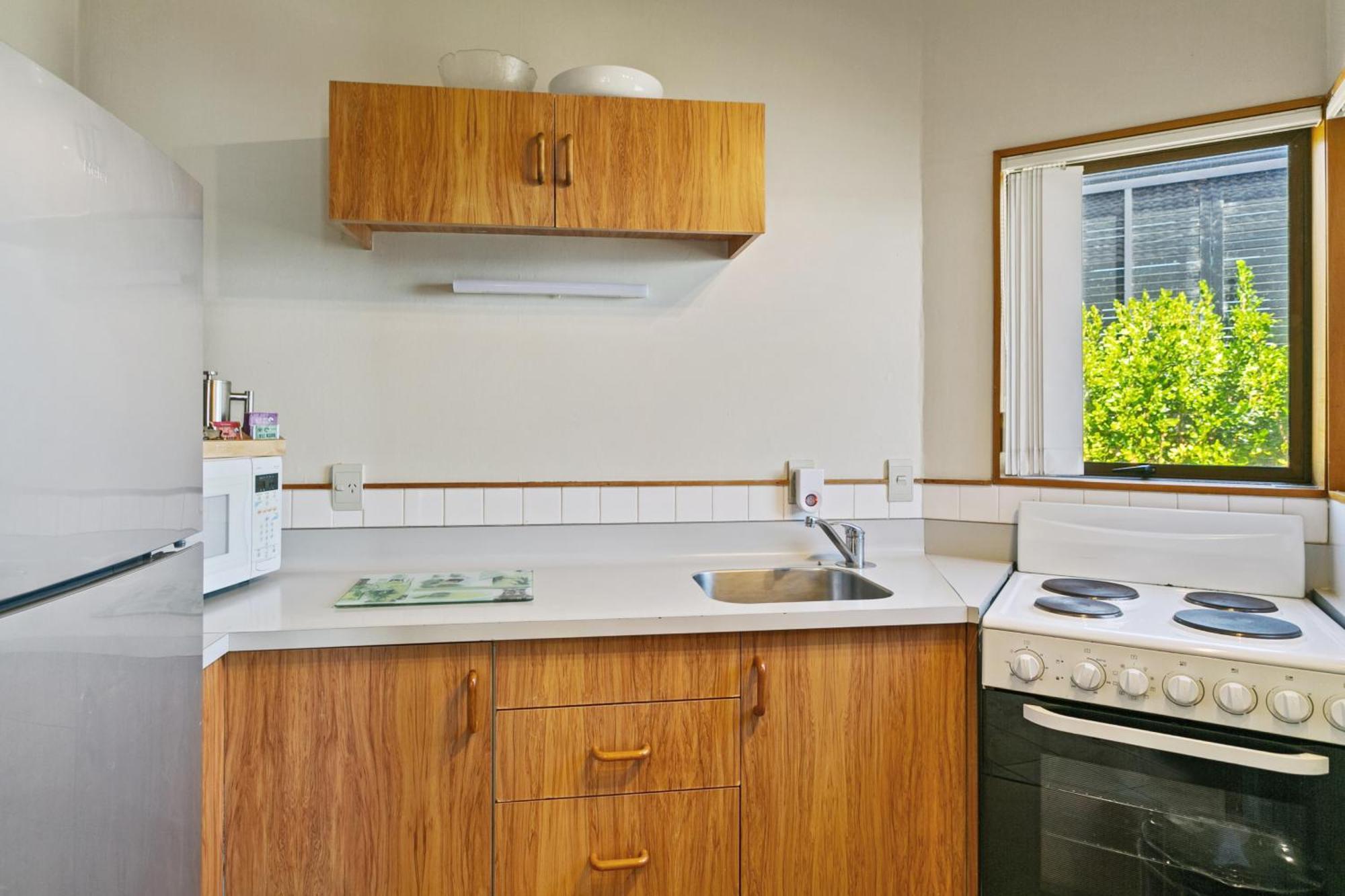 Cascades Lakefront Motel タウポ エクステリア 写真 A kitchen in a student flat