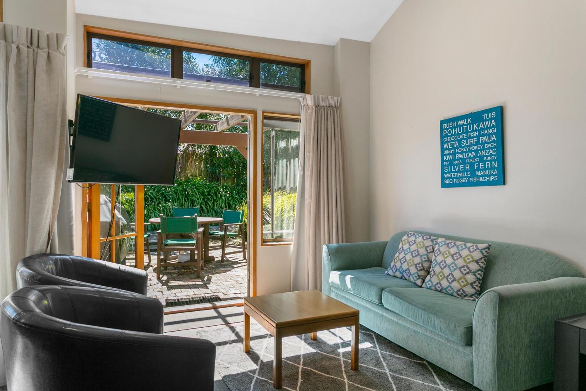 Cascades Lakefront Motel タウポ エクステリア 写真 Living room at the Lodge