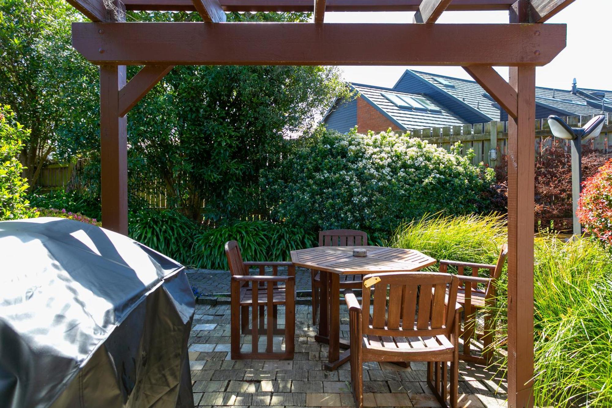 Cascades Lakefront Motel タウポ エクステリア 写真 A pergola in a backyard