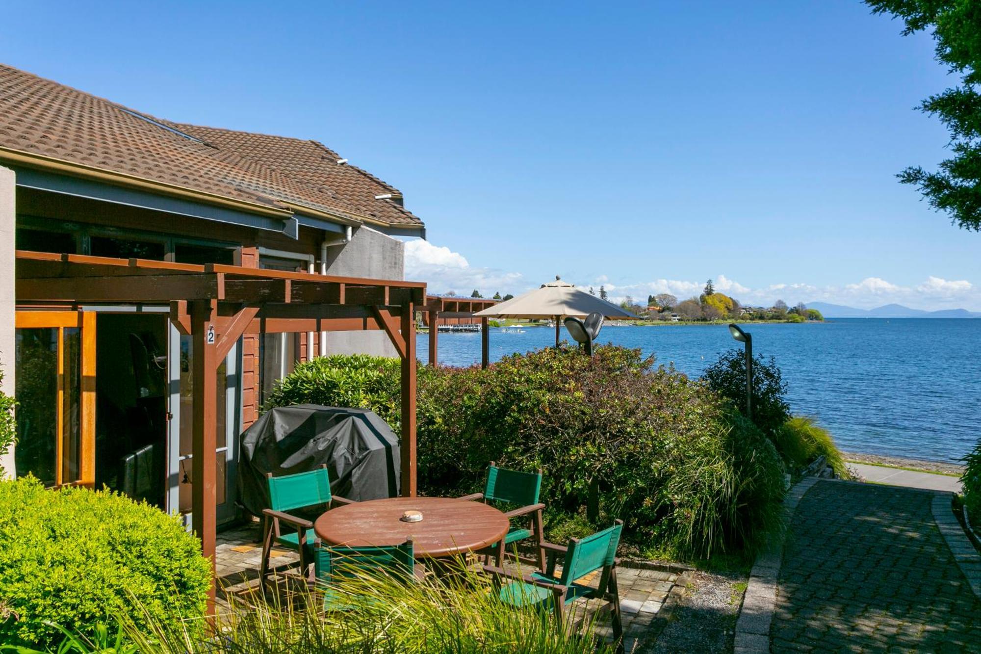 Cascades Lakefront Motel タウポ エクステリア 写真 A view of Lake Taupo from the hotel