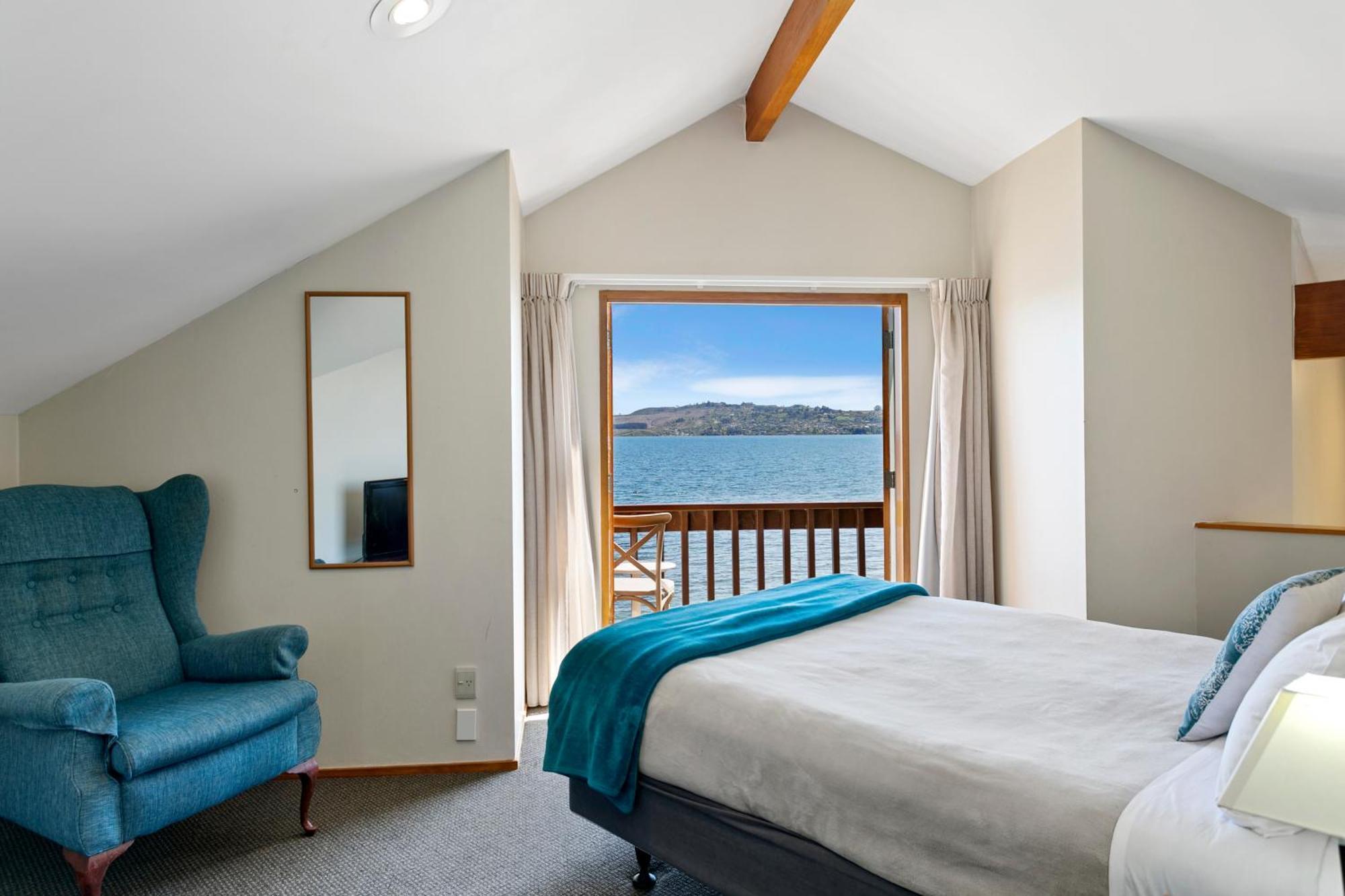 Cascades Lakefront Motel タウポ エクステリア 写真 A bedroom at the hotel