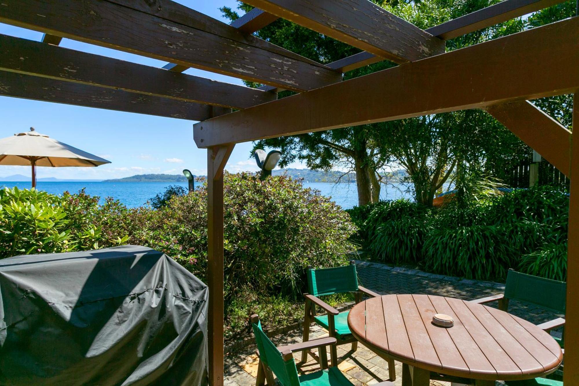 Cascades Lakefront Motel タウポ エクステリア 写真 The view from the deck of the house