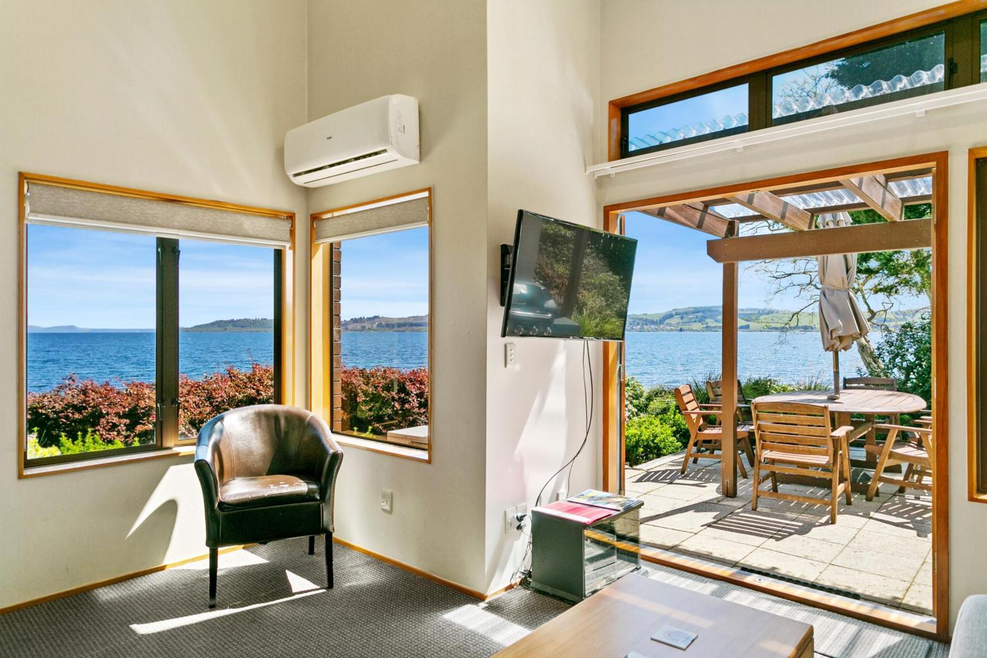 Cascades Lakefront Motel タウポ エクステリア 写真 A room at the Bay of Many Coves