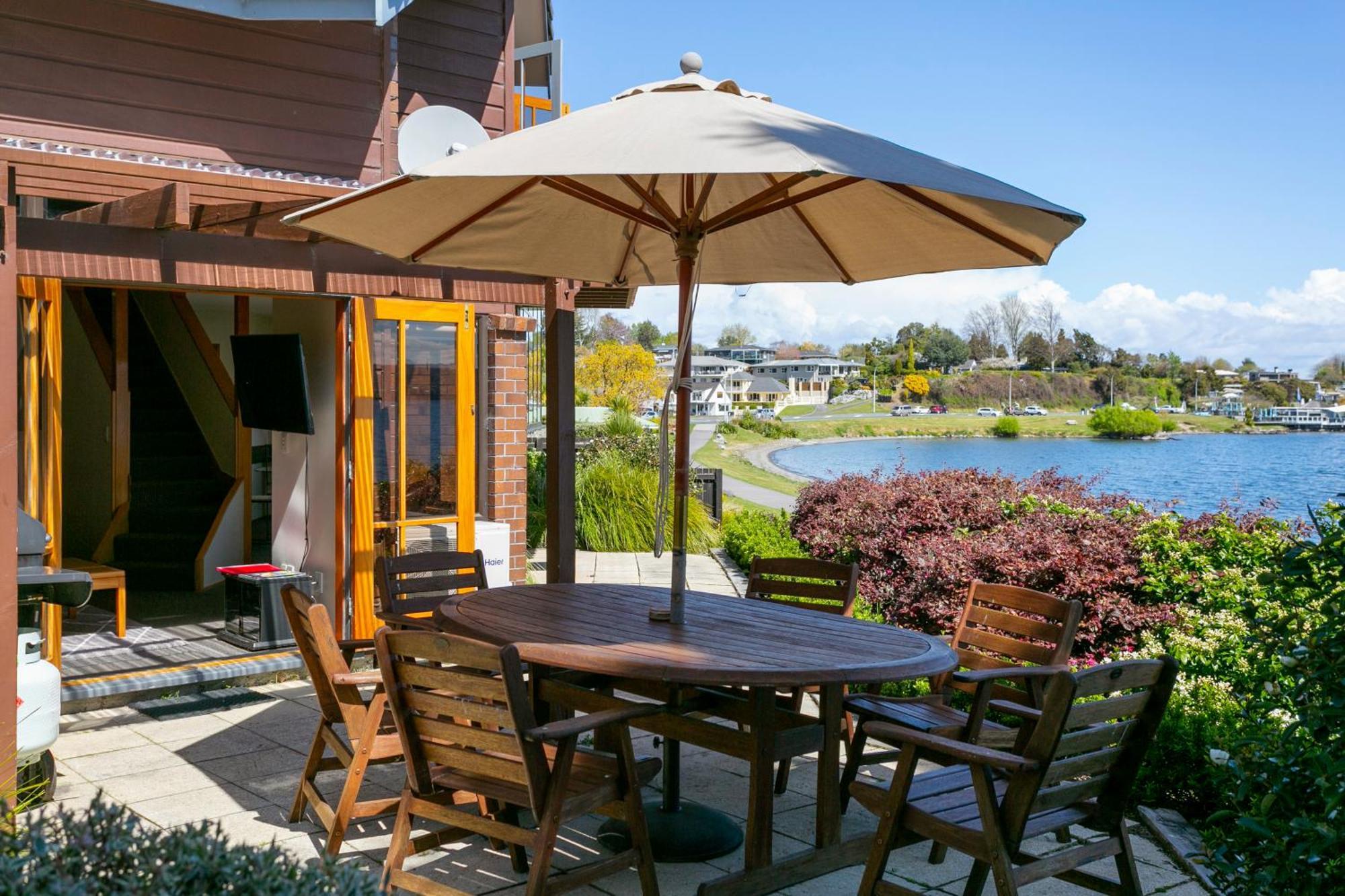 Cascades Lakefront Motel タウポ エクステリア 写真 A patio umbrella