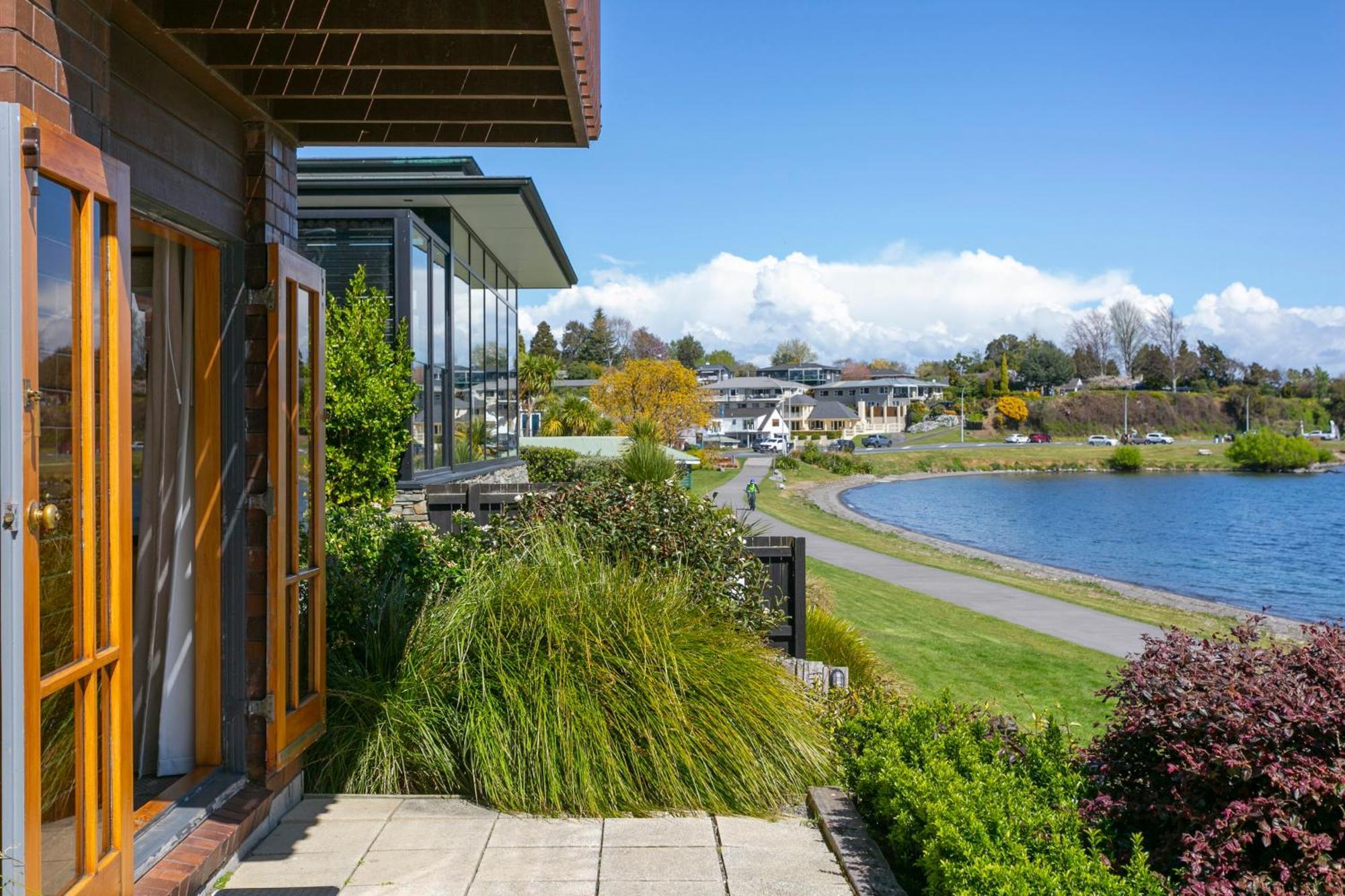 Cascades Lakefront Motel タウポ エクステリア 写真 View of the lake from the library