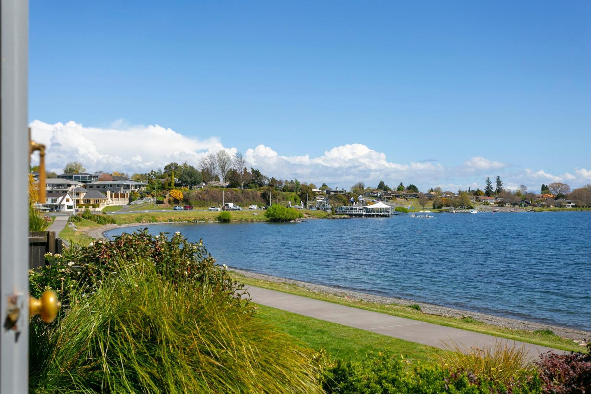 Cascades Lakefront Motel タウポ エクステリア 写真 View of Lake Stevens