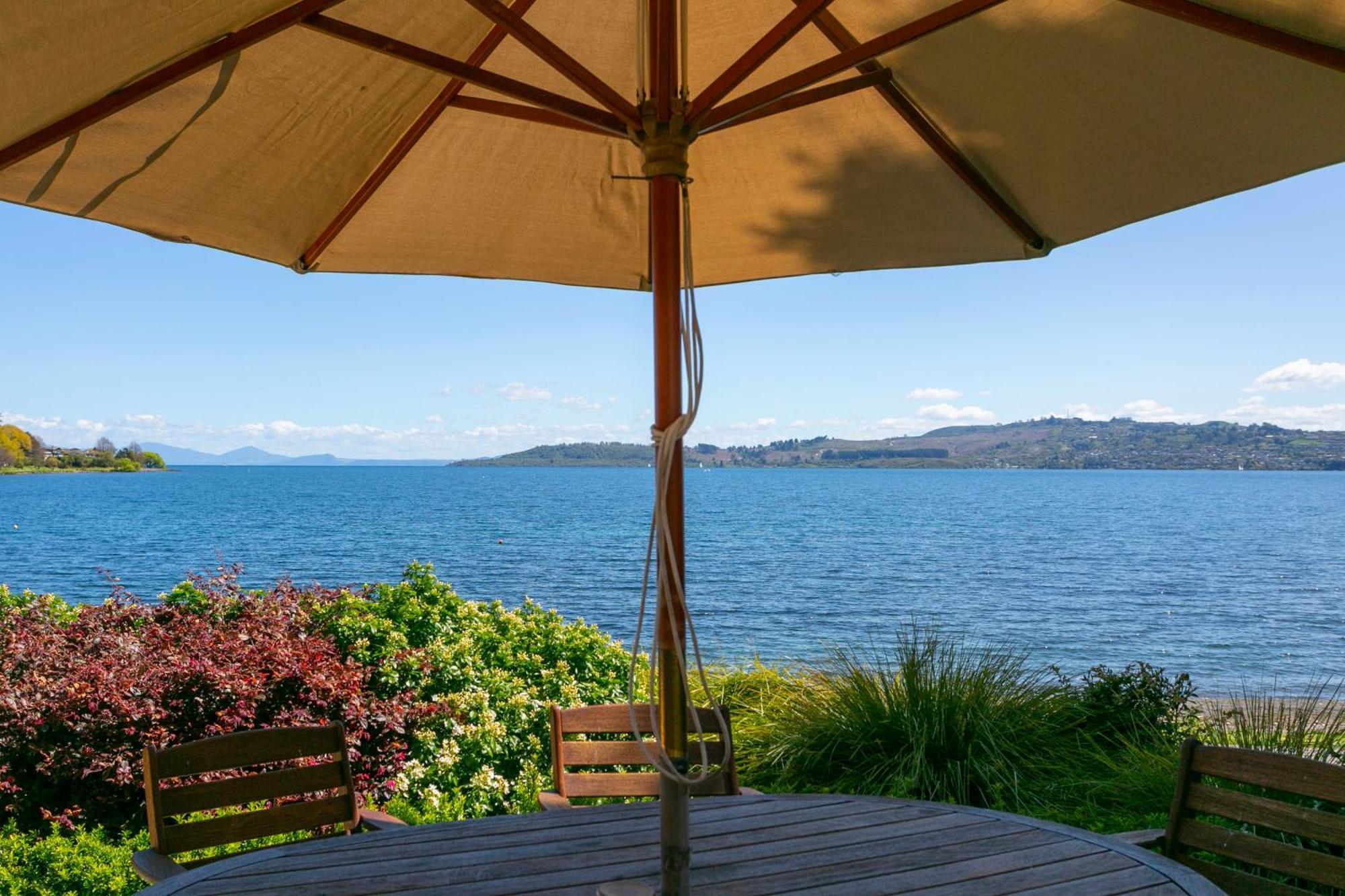 Cascades Lakefront Motel タウポ エクステリア 写真 View of the bay from the town