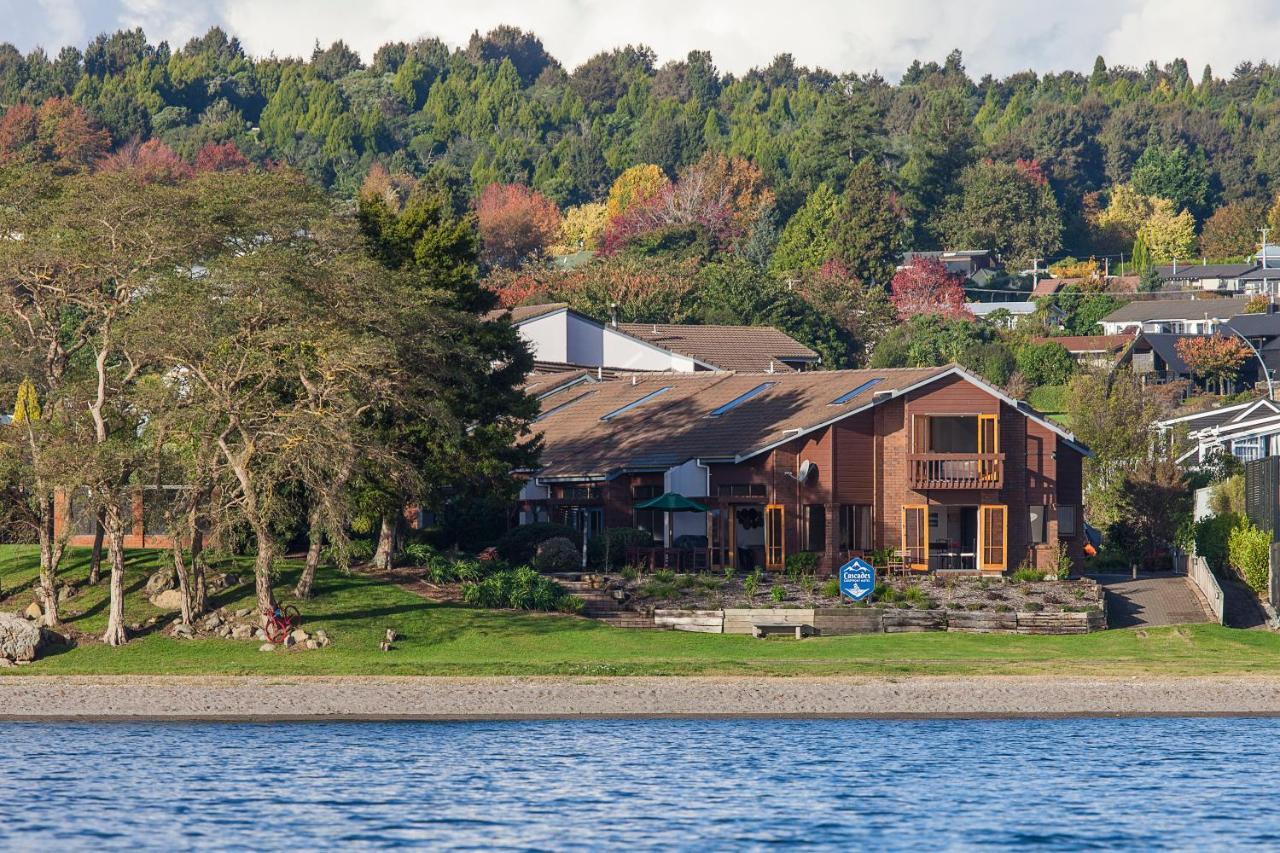Cascades Lakefront Motel タウポ エクステリア 写真 Residential neighborhood on the shore of Lake Stevens